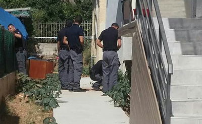 חבלני המשטרה בזירת הנפילה, בצהריים