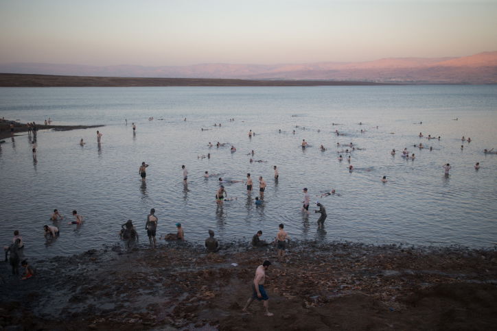 חרדים התפלשו בבוץ של ים המלח | צפו