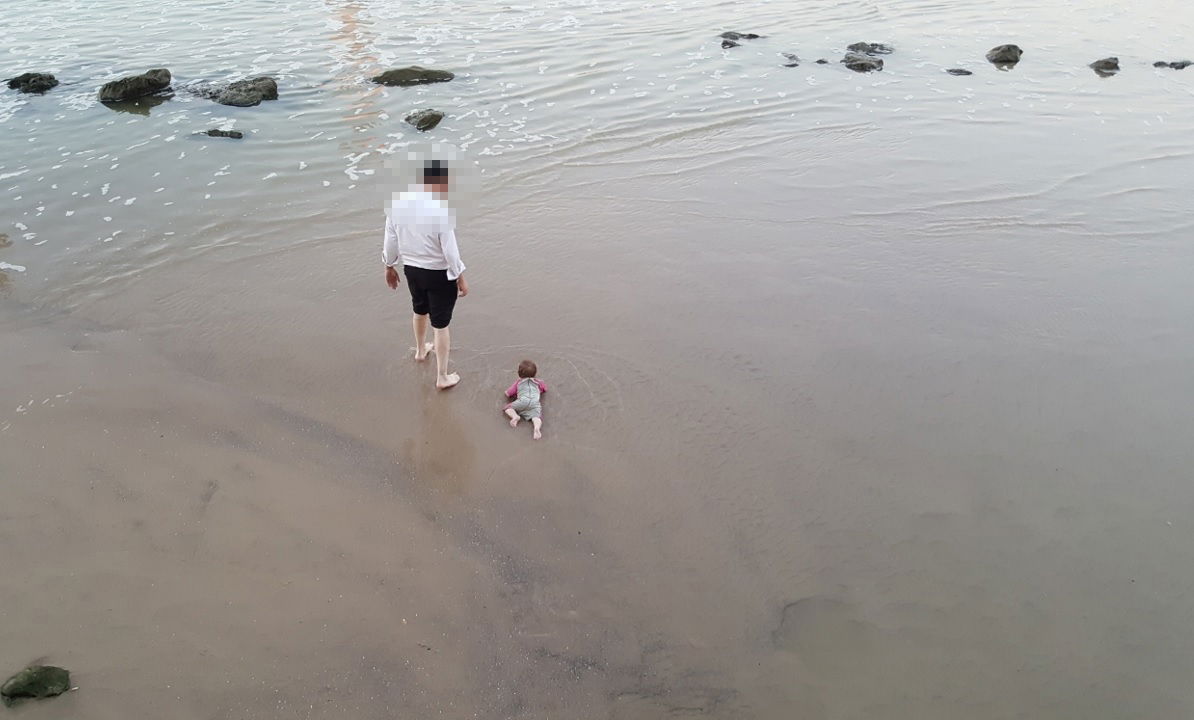 מתעלמים מהסכנה: רוחצים בים למרות שלטי האזהרה