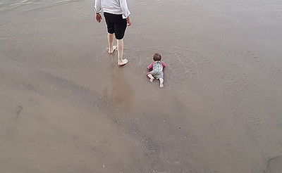 מתעלמים מהסכנה: רוחצים בים למרות שלטי האזהרה