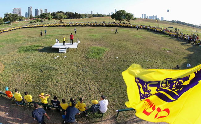 פארק המים נצבע צהוב: צפו ביום כיף של ילדי חב"ד