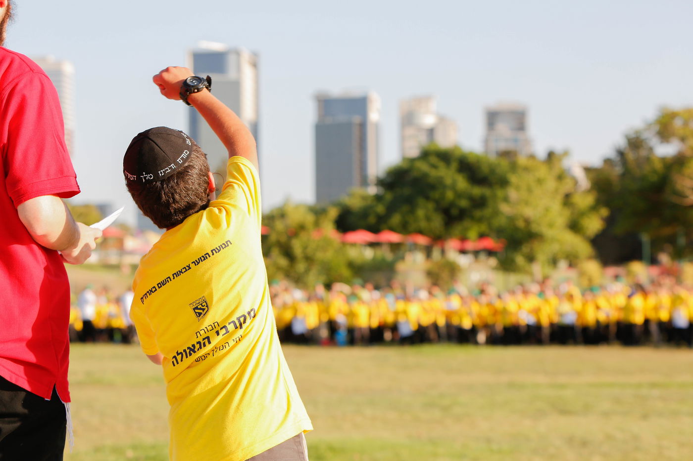 פארק המים נצבע צהוב: צפו ביום כיף של ילדי חב"ד