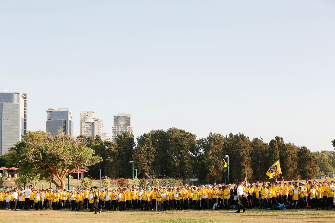 פארק המים נצבע צהוב: צפו ביום כיף של ילדי חב"ד