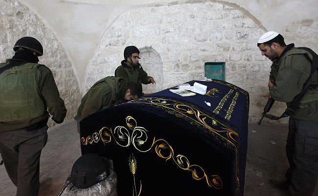 ארכיון, חיילים בקבר יוסף