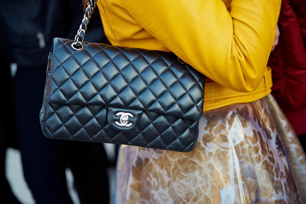 שאנל קלאסי עם רצועת שרשרת מתכת בשבוע האופנה במילאנו