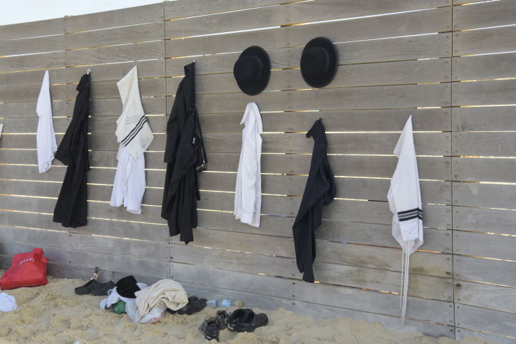 תיעוד מבפנים: בין הזמנים בחוף הנפרד בבת ים