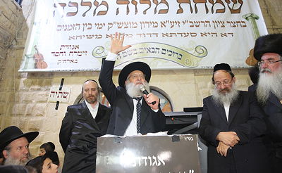 כותב השורות עם הרב אלבז, במוצ"ש