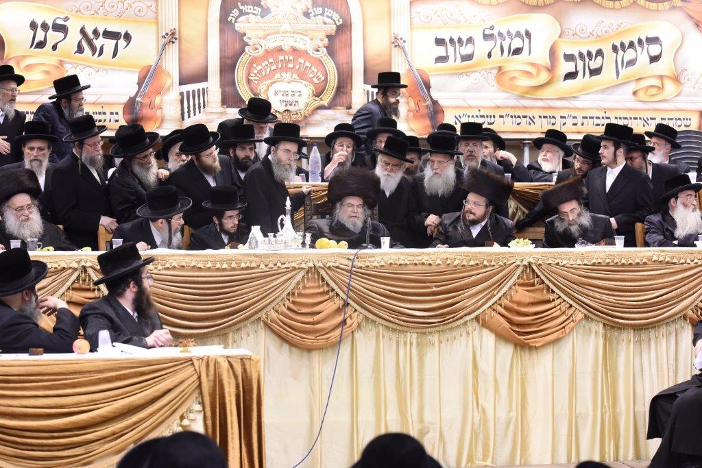 טיש ושמחת האירוסין בחצר הקודש בעלזא