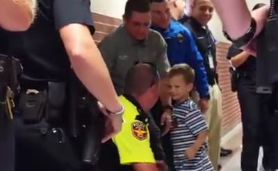 הילד, מרוגש ומחובק