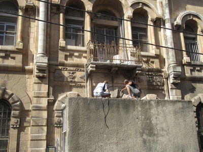 קיר הבטון במרכז שכונת הבוכרים - נהרס • צפו