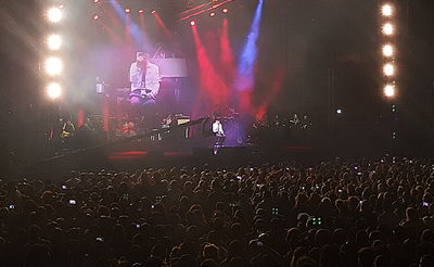 האלפים שרו עם אברהם פריד את "ריבון העולמים" • צפו