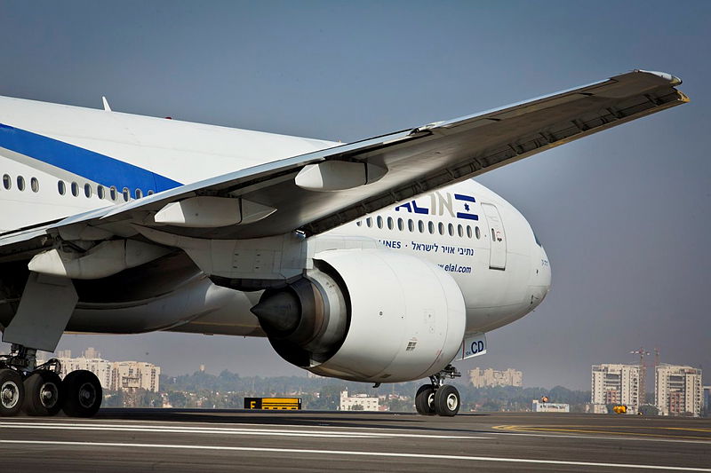 ערבים פרצו את המחסום בכניסה לנתב"ג וניסו להימלט