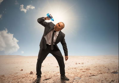 מים קרים באמצע המדבר. אילוסטרציה