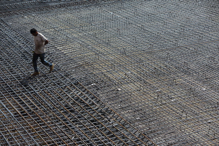יציקה לבניין במעמד האדמו"ר | תיעוד