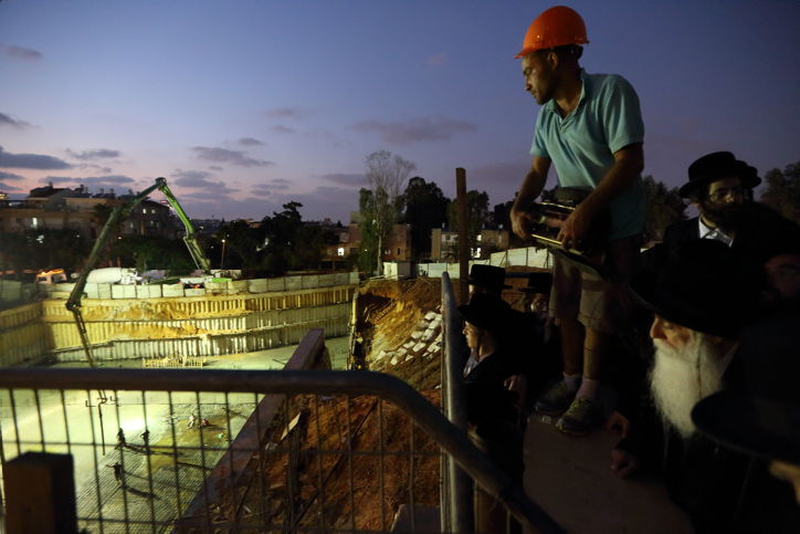 יציקה לבניין במעמד האדמו"ר | תיעוד