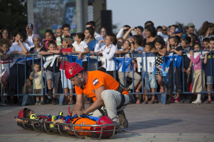 שוטרים וחרדים: ההצגה של המשטרה • צפו