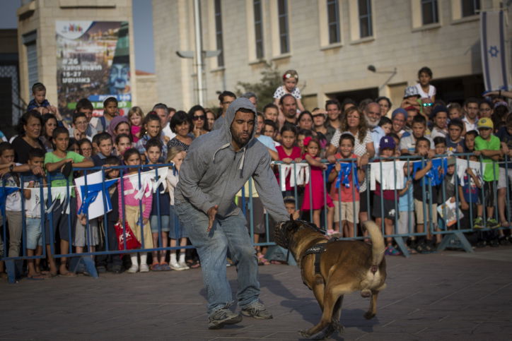 שוטרים וחרדים: ההצגה של המשטרה • צפו