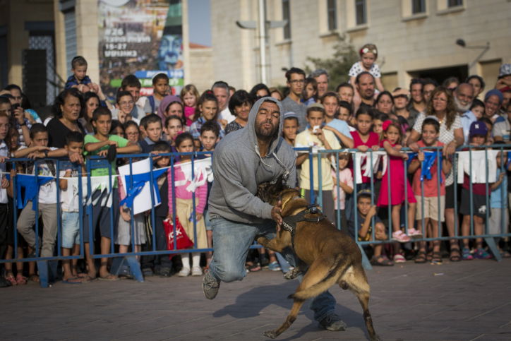 שוטרים וחרדים: ההצגה של המשטרה • צפו