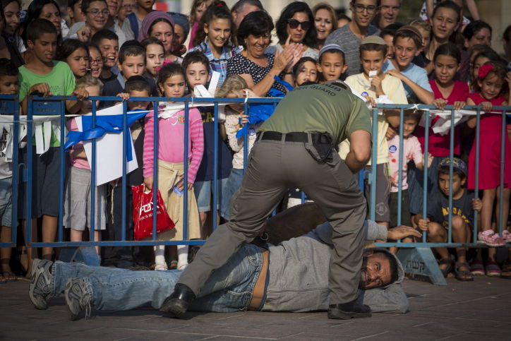 שוטרים וחרדים: ההצגה של המשטרה • צפו