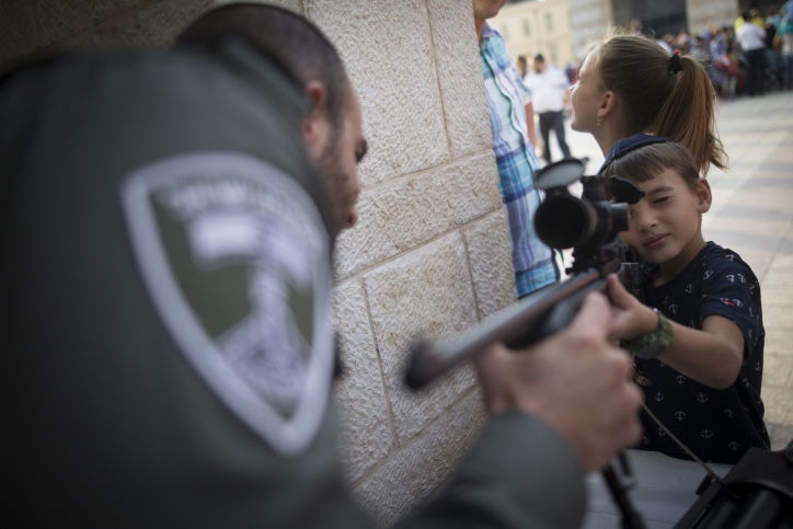 שוטרים וחרדים: ההצגה של המשטרה • צפו
