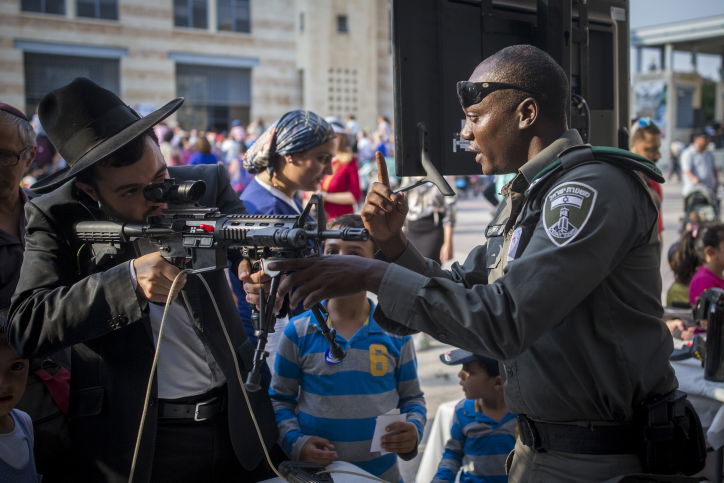 שוטרים וחרדים: ההצגה של המשטרה • צפו
