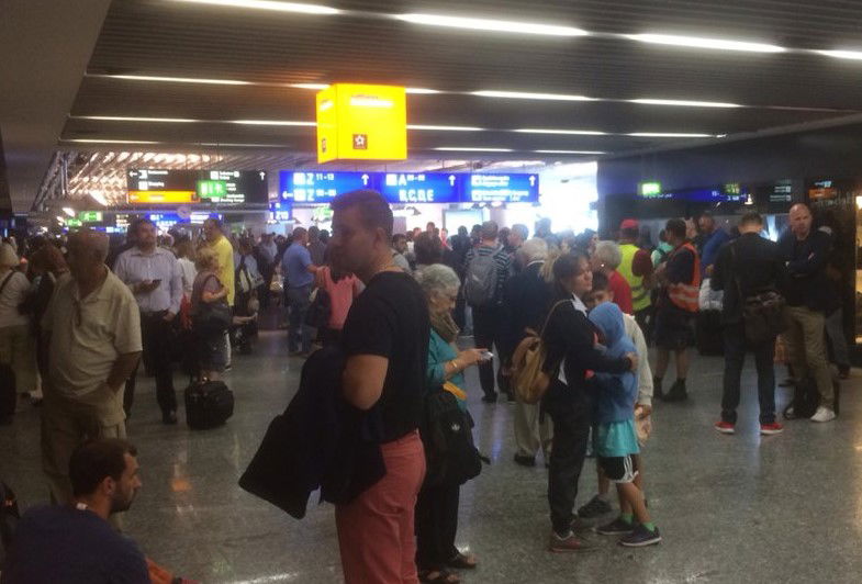 הנוסעים ממתינים מפוחדים