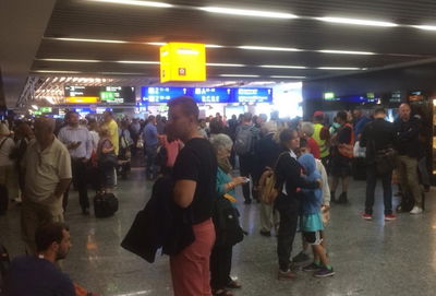 הנוסעים ממתינים מפוחדים