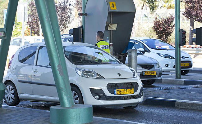 מחסום בכניסה לטרמינל