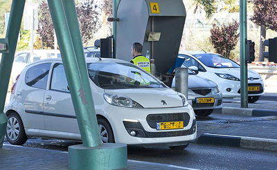 מחסום בכניסה לטרמינל