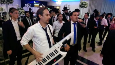 עמירן דביר מקפיץ בחתונה עם שמעון טובול • צפו