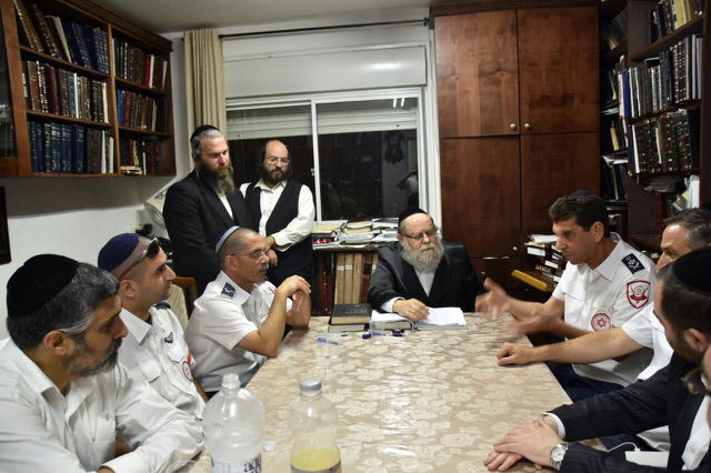 במפגש בביתו של רבה של אלעד הודיע מנכ"ל מד"א על הפעלת צוות נכרי בשבתות
