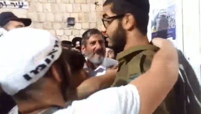 מזעזע: החייל החרדי מותקף בקבר הרשב"י על ידי קיצונים