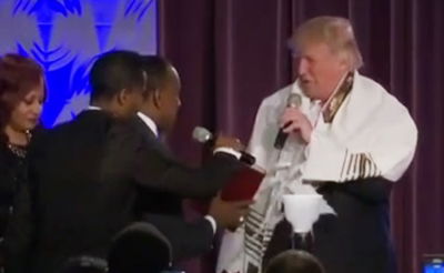 בכנסייה השחורה: כומר הלביש את טראמפ בטלית