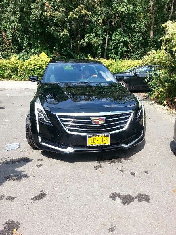 האדמו"ר מסקווירא נכנס לרכב היוקרה ברגל ימין