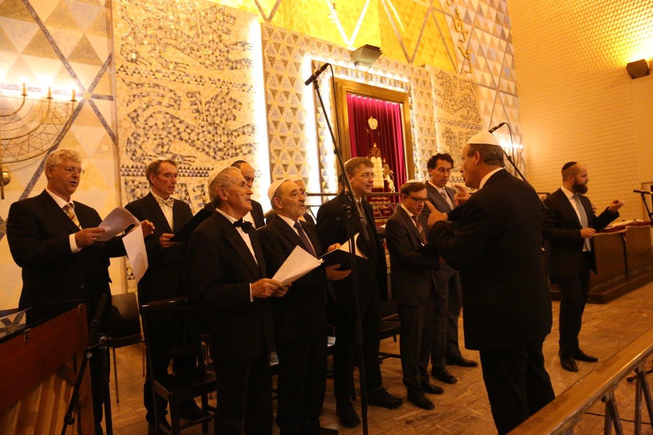 תיעוד: הרב אביחי אפל הוכתר לרבה של פרנקפורט