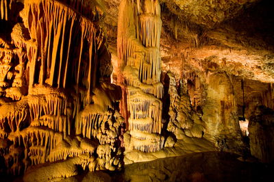 מערת הנטיפים .ביקור בעולם מופלא של פסלי הטבע.