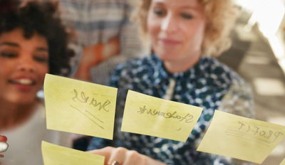 לשרטט אייליינר כמו מקצוענית עם פתק נדבק