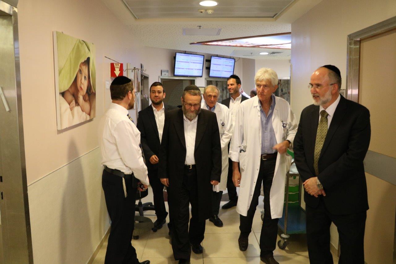 יו"ר ועדת הכספים ח"כ הרב משה גפני בסיור מקיף במרכז הרפואי מעיני הישועה