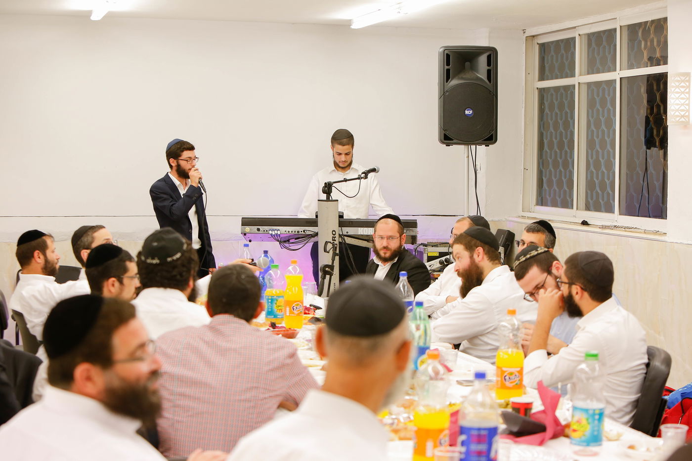 צפו: בעלי המנגנים החב"דיים בהתוועדות חסידית