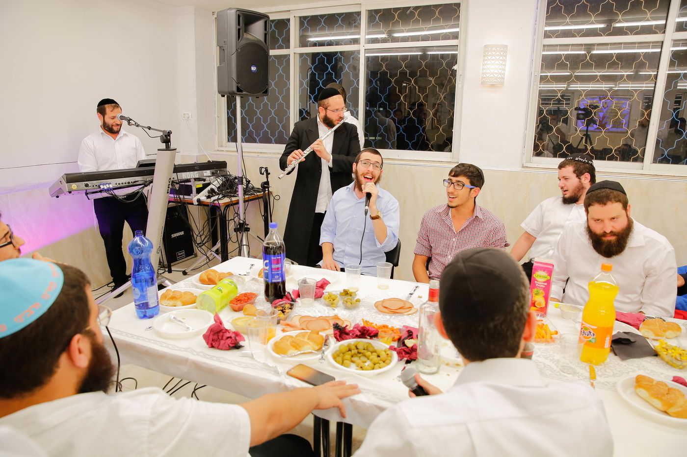 צפו: בעלי המנגנים החב"דיים בהתוועדות חסידית