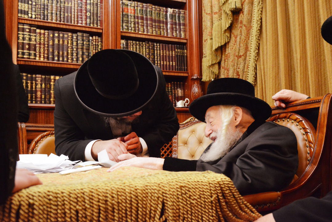 האדמו"ר הישיש מסקולען בא להודות לנגיד התורם | צפו