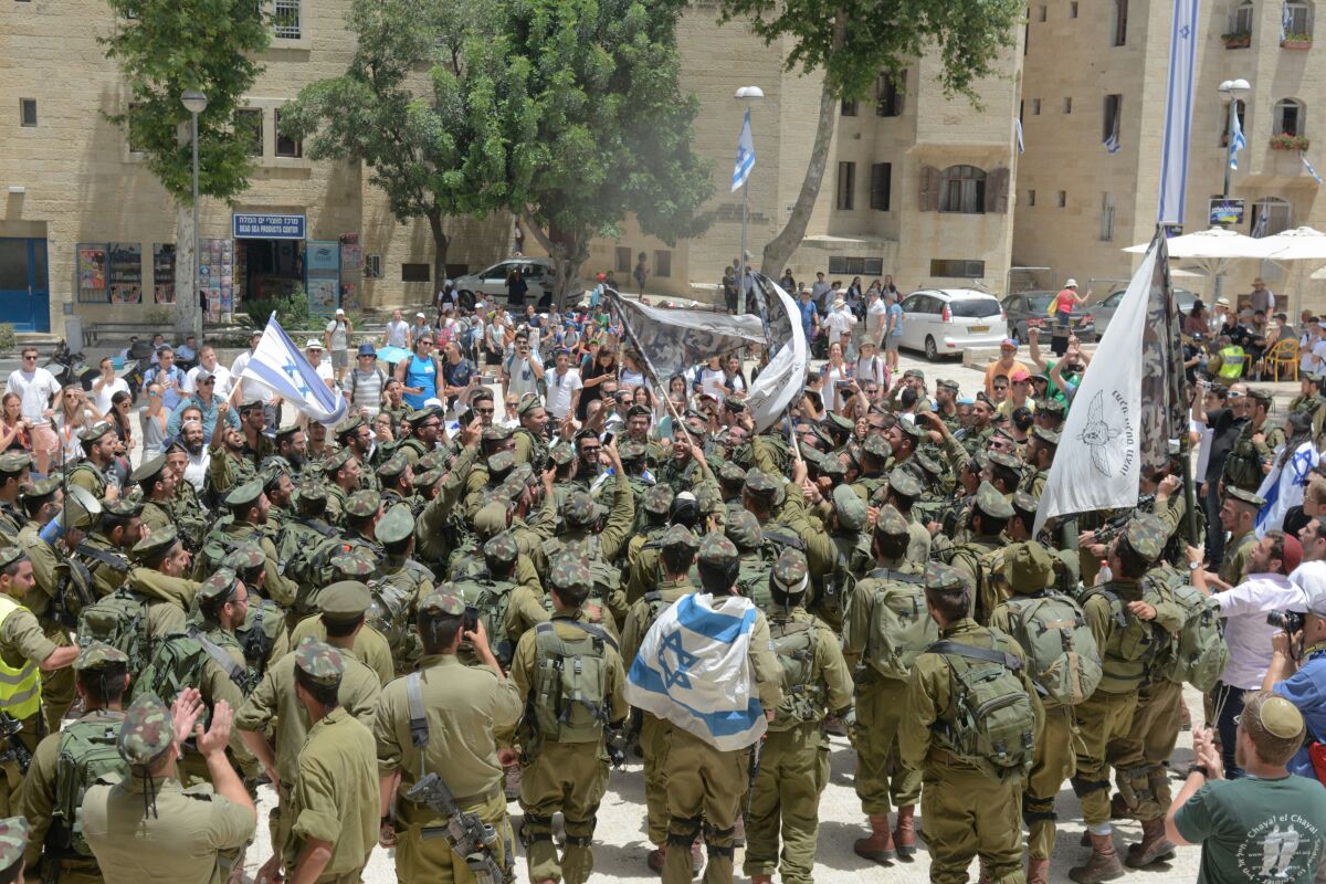 תעודת הערכה ללוחם החרדי שנאבק במחבל בידיים חשופות