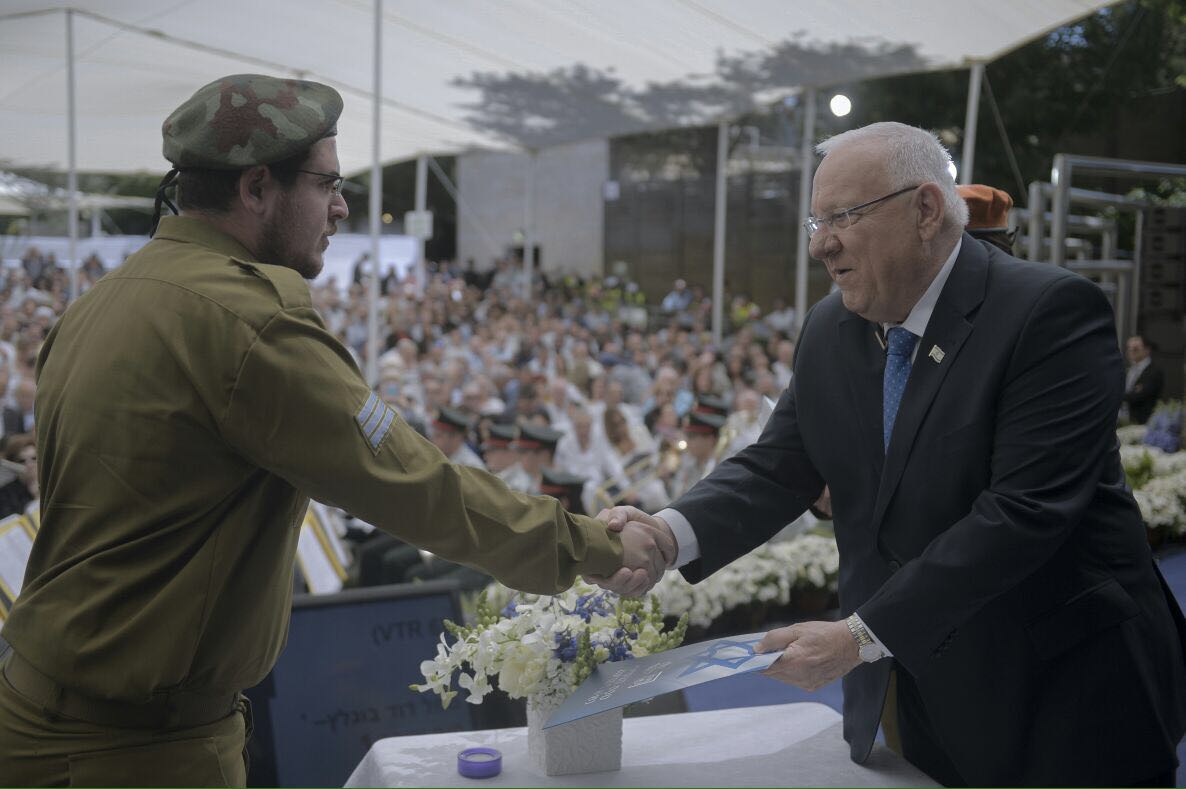 תעודת הערכה ללוחם החרדי שנאבק במחבל בידיים חשופות
