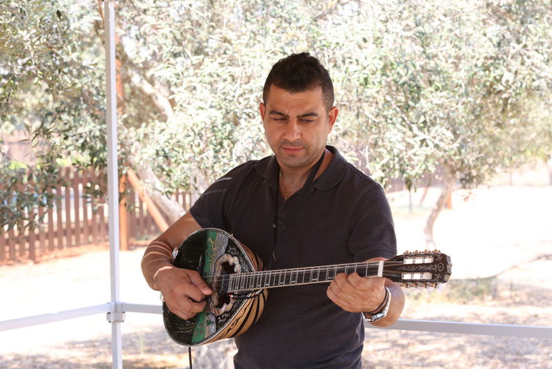 תיעוד: משפחות הנופלים הכניסו ספר תורה בקפריסין