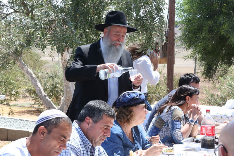 תיעוד: משפחות הנופלים הכניסו ספר תורה בקפריסין