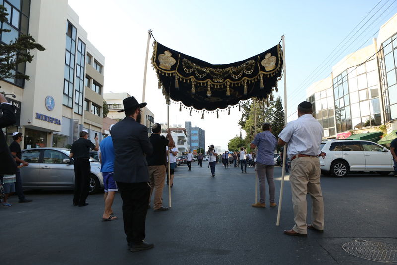 תיעוד: משפחות הנופלים הכניסו ספר תורה בקפריסין