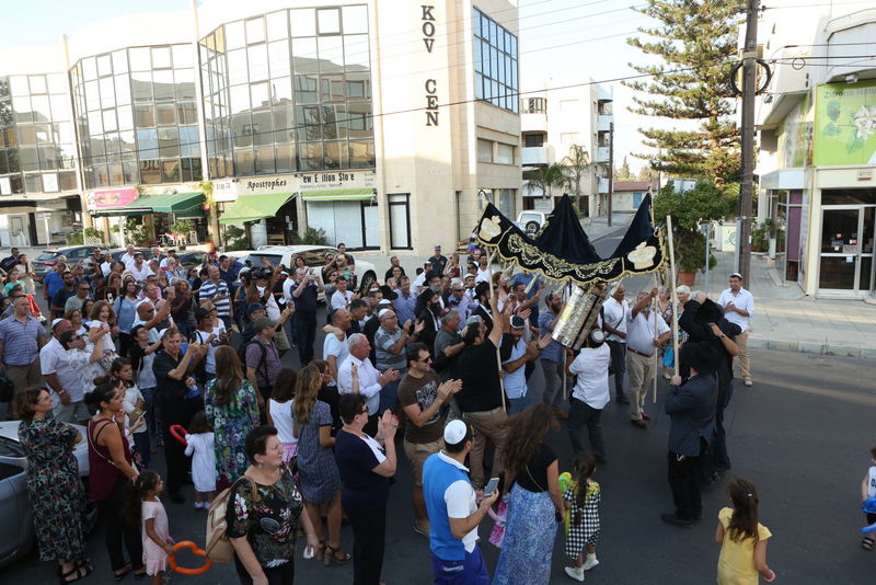 תיעוד: משפחות הנופלים הכניסו ספר תורה בקפריסין