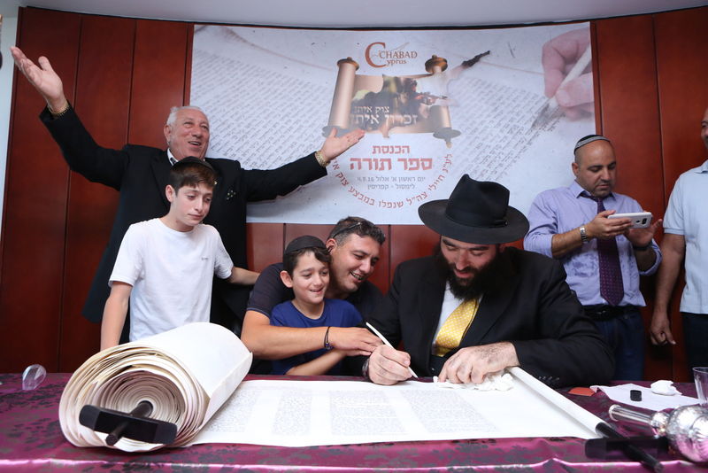 תיעוד: משפחות הנופלים הכניסו ספר תורה בקפריסין