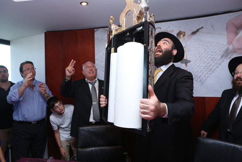 תיעוד: משפחות הנופלים הכניסו ספר תורה בקפריסין