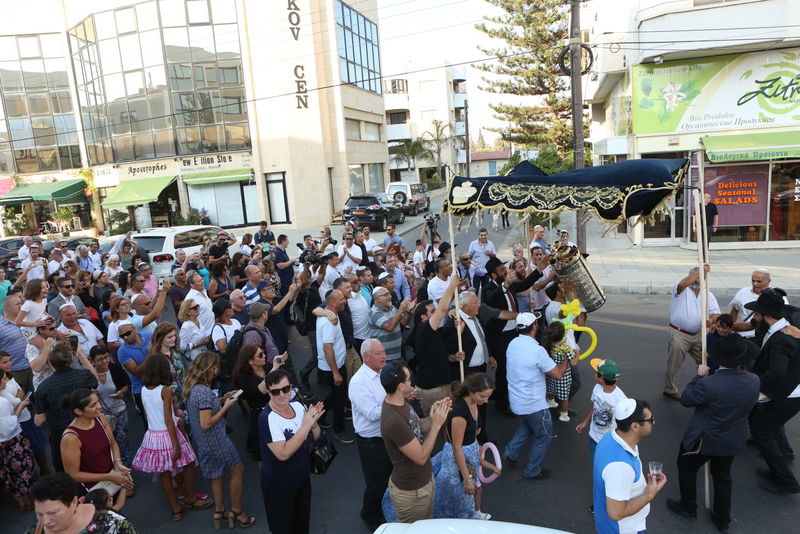 תיעוד: משפחות הנופלים הכניסו ספר תורה בקפריסין